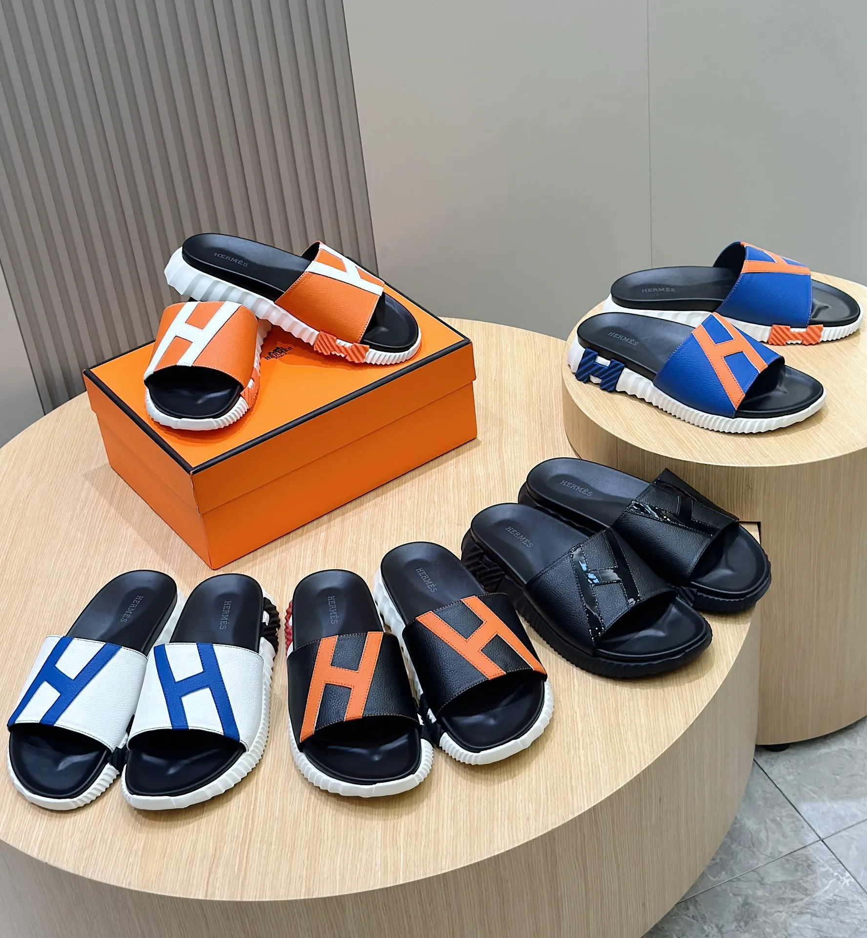 [HERMÈS] Top men's shoes 💰: 340💰 Size: 39-44 (38.45 46 custom-made) Herme*H Home Hermès Men's Sandals and Slippers - Original Replica Purchase the original version and make it one to one, the outsole is privately modeled, and the outsole color corresponding to each color is the same as the original version. Come to those who know the stuff 💪 The ultra-light soles are designed in contrasting colors, and they feel so comfortable on your feet! Calfskin, cowhide feet, private mold outsole.